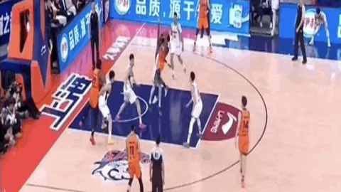 “神级扑救荣耀时刻：索默社交媒体点赞团队合力奋进！”